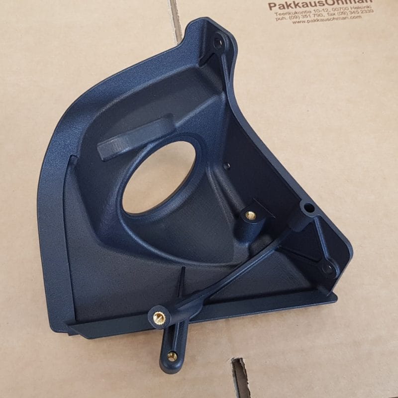 Metalliset kierreinsertit 3D-tulostetussa muoviosassa. Inserttien suunnitteluohje.